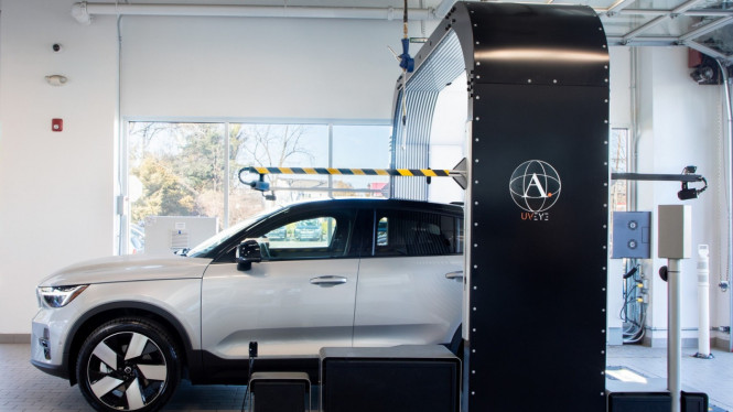 Robot pemeriksa kondisi mobil.