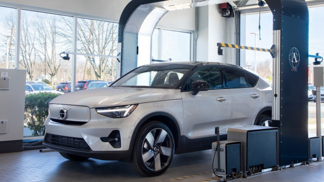 Robot pemeriksa kondisi mobil.