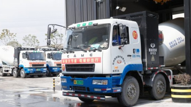 Truk listrik dengan sistem tukar baterai.