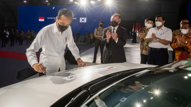 Presiden Jokowi di pabrik mobil Hyundai