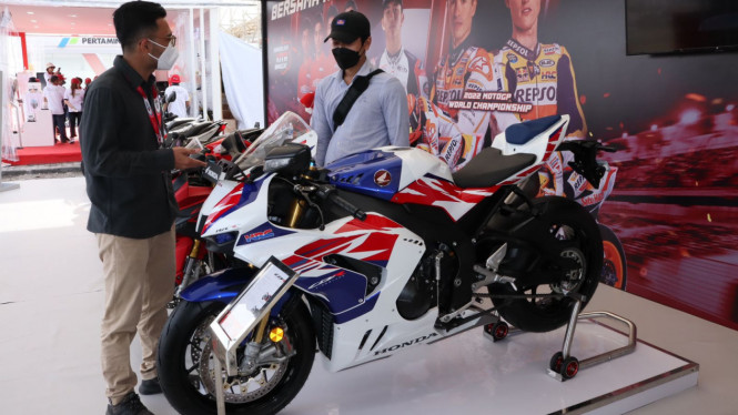 Motor supersport CBR1000RR-R Fireblade SP 30th Anniversary