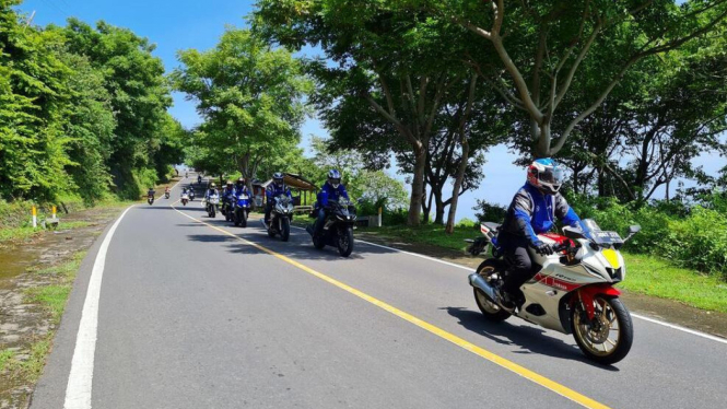 bLU cRU Fun Riding “Road to Mandalika” dengan Yamaha R15