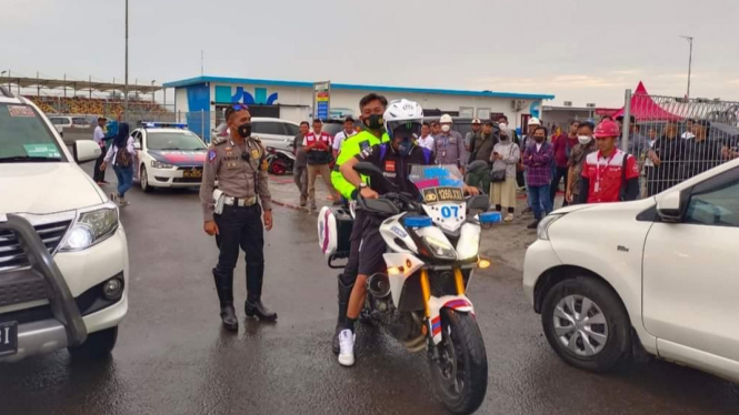 Franco Morbidelli pakai motor polisi patwal