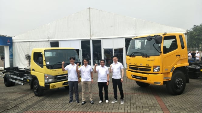 Truk Mitsubishi Fuso Canter, dan Fighter X