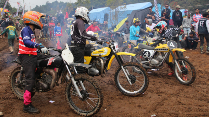 Geng Tril Tua Indonesia Dalam Arisan Tril Tua di Dieng