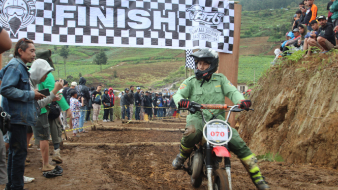 Geng Tril Tua Indonesia Dalam Arisan Tril Tua di Dieng