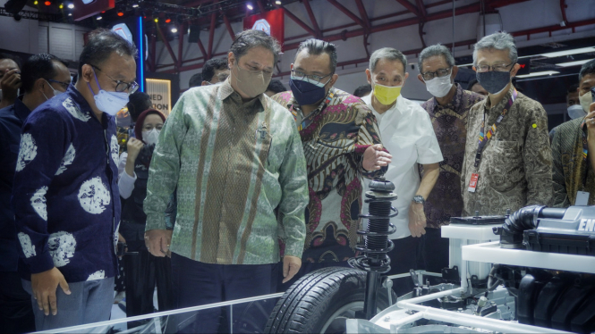 Menko Perekonomian saat melihat Suzuki Smart Hybrid