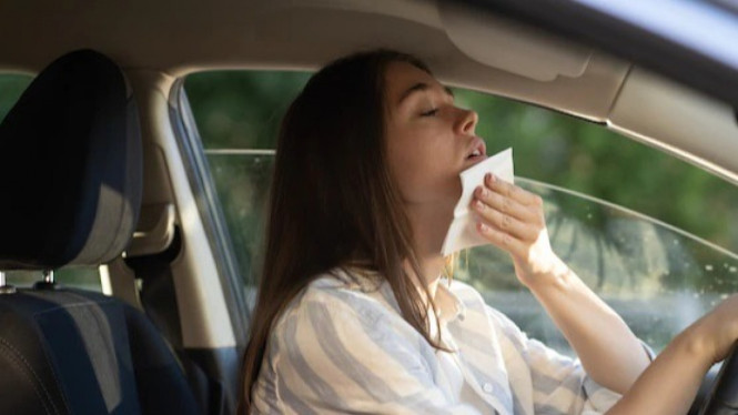 Ilustrasi pengemudi mobil lelah saat berpuasa