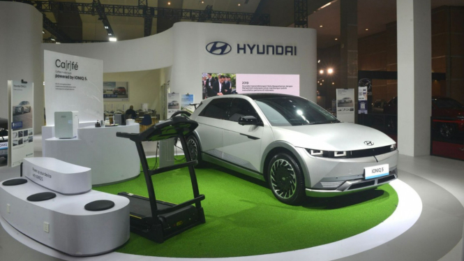 Fitur unggulan IONIQ 5, yakni Vehicle-to-Load atau yang disebut V2L