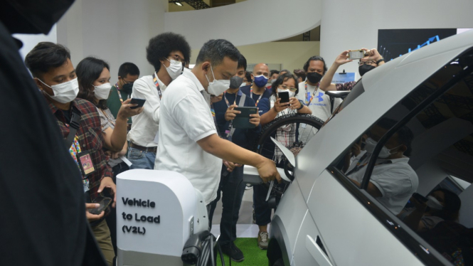 Fitur unggulan IONIQ 5, yakni Vehicle-to-Load atau yang disebut V2L