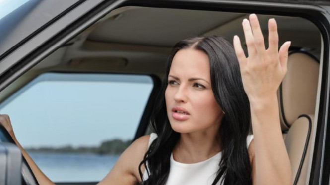 Ilustrasi pengendara mobil emosi dan marah