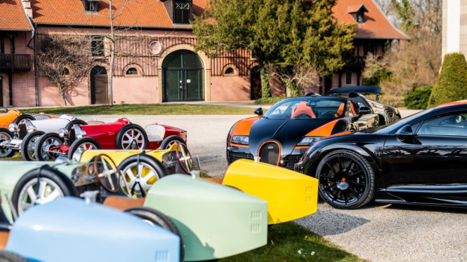 Orang kaya borong delapan mobil Bugatti.