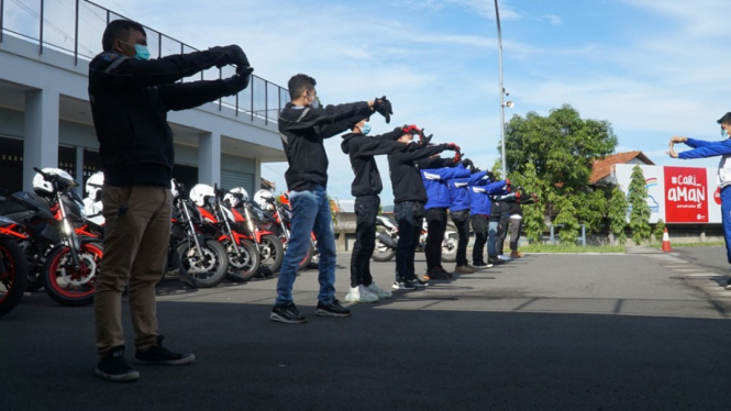 Pemanasan sebelum naik motor, butuh atau tidak?