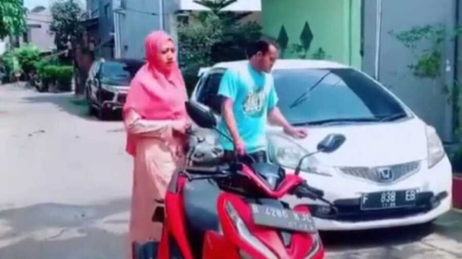 Caisar YKS bersama motor, dan mobil miliknya