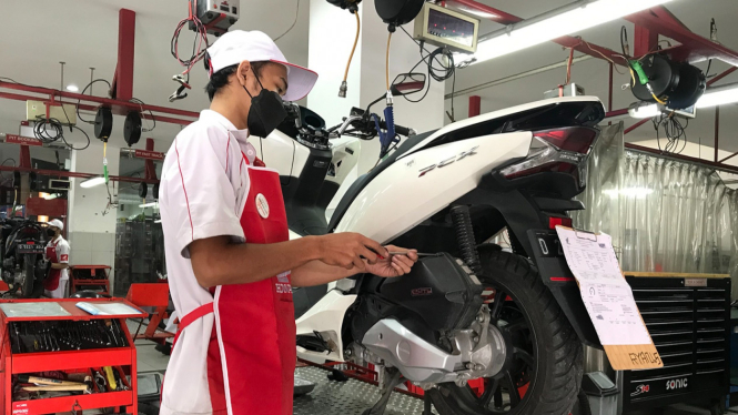 Servis motor Honda PCX
