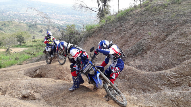 Mendirikan motor yang terjatuh