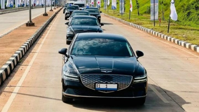 Presiden Jokowi naik mobil listrik Hyundai Genesis