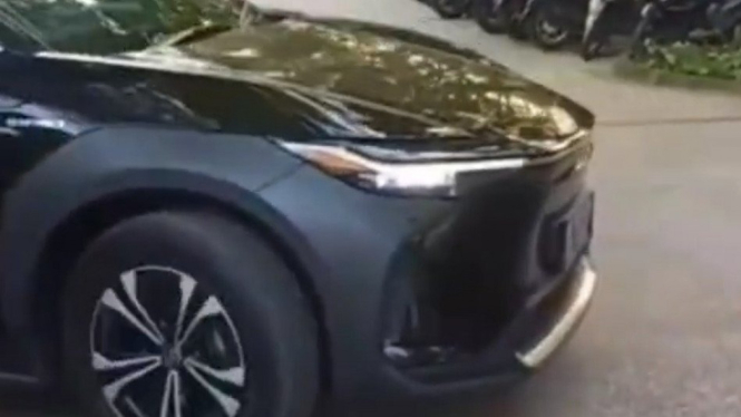 Mobil listrik Toyota bZ4X berpelat nomor Bali