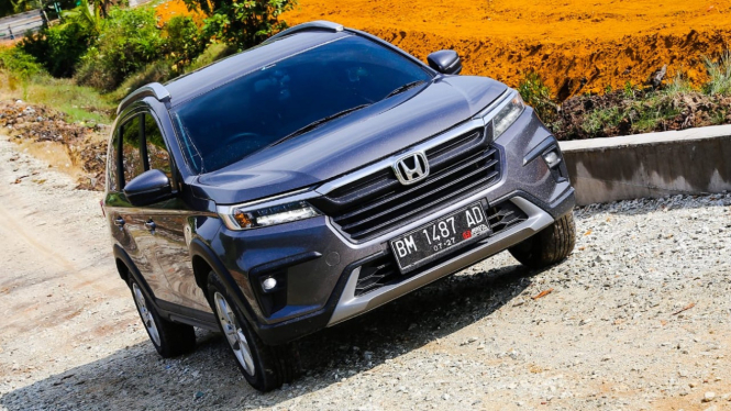 All New Honda BR-V saat di jalan menanjak