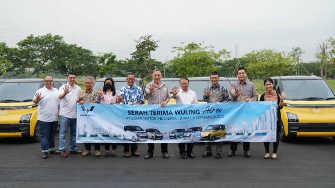 Jusuf Hamka saat terima unit Wuling Air EV