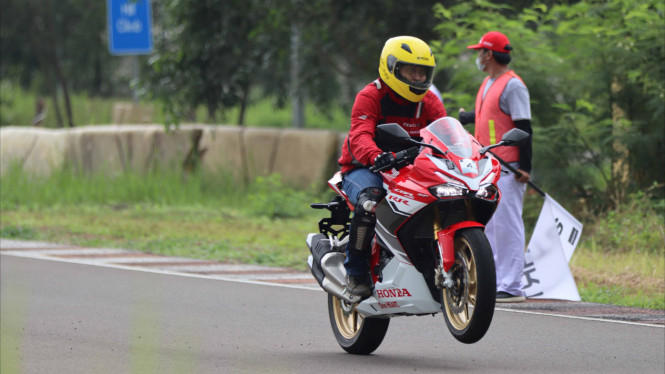 Test ride Honda CBR250RR SP QS baru