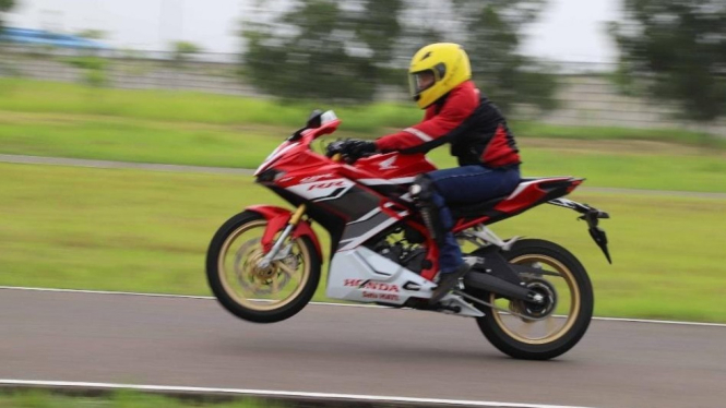 Test ride Honda CBR250RR SP QS baru
