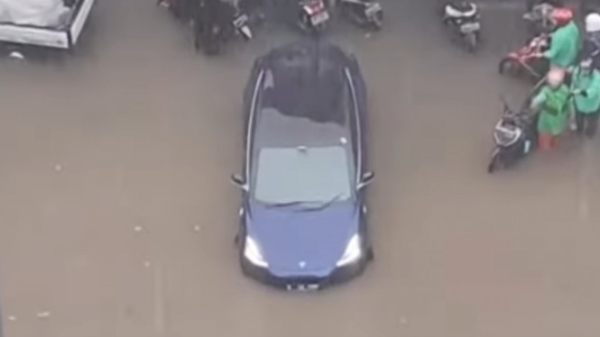 Tesla Model 3 yang terendam banjir di TB Simatupang