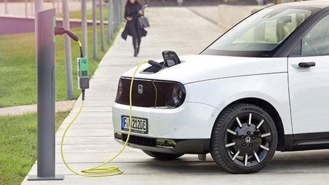 Mobil listrik Honda di charging station