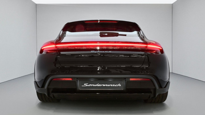 Porsche Taycan Jennie Blackpink