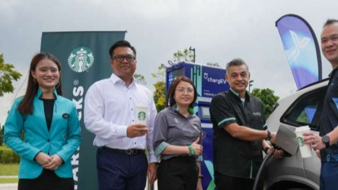 Starbuck bikin charger station kendaraan listrik