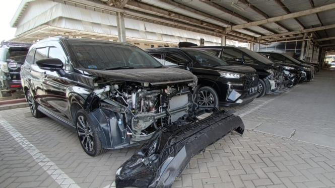 Mobil bekas kecelakaan di bengkel Toyota