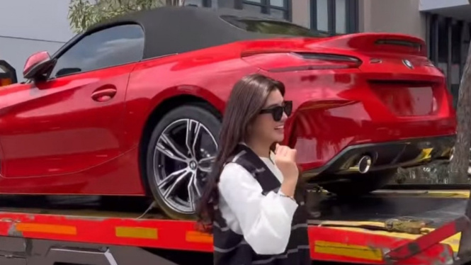 Clara Shinta dan mobil BMW Z4