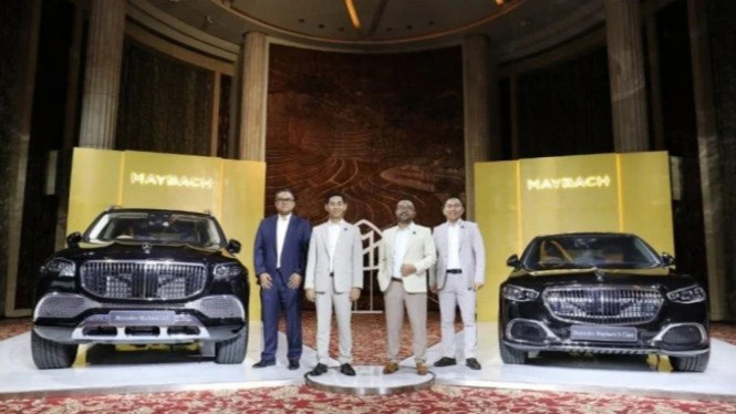 2 Mobil Mercedes Benz varian Maybach