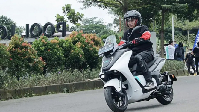 Test ride Yamaha E01