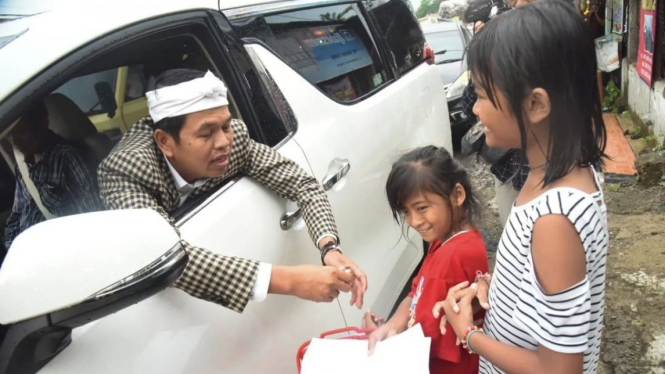 Anggota DPR Dedi Mulyadi di Toyota Alphard