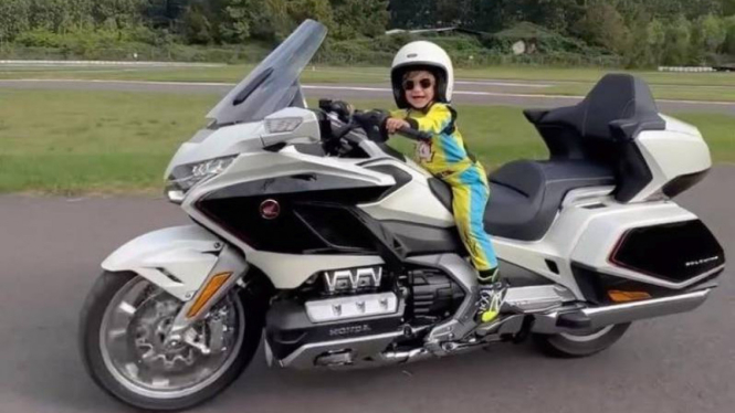 Viral bocah kendarai Honda Gold wing