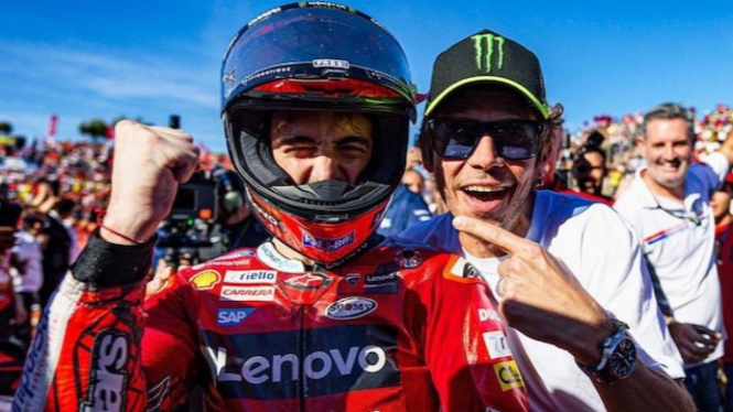 Pembalap Ducati, Francesco Bagnaia bersama Valentino Rossi