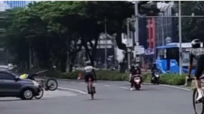 Pengemudi mobil menabrak pesepeda di Harmoni Jakarta Pusat.