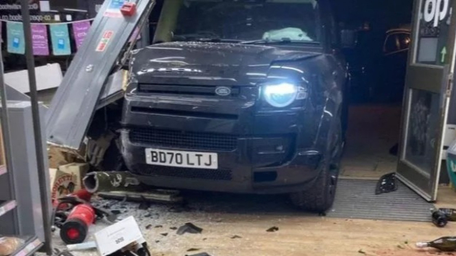 Range Rover Defender milik pesepak bola tabrak toko