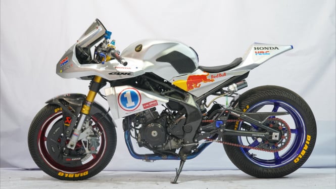 Honda CBR250RR kustom bergaya cafe racer