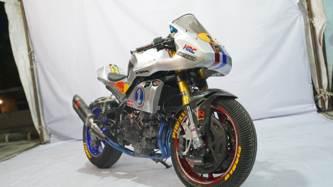 Honda CBR250RR kustom bergaya cafe racer