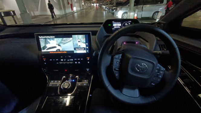 Canggihnya mobil listrik Toyota bZ4X bisa parkir sendiri