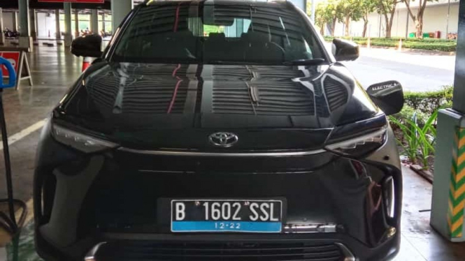 Toyota bZ4X mobil listrik yang bisa parkir sendiri
