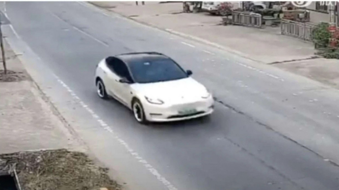 Video viral mobil listrik Tesla kecelakaan di China