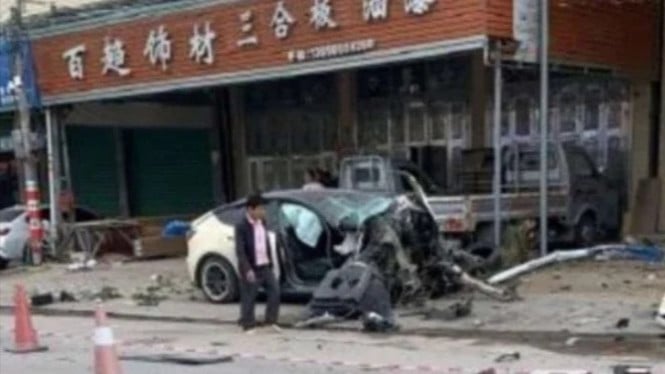 Video viral mobil listrik Tesla kecelakaan di China