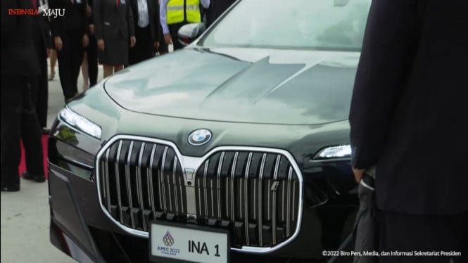 Mobil listrik BWM i7 yang ditumpangi Presiden Jokowi