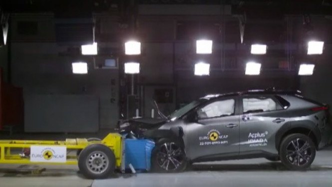 Uji tabrak Toyota bZ4X