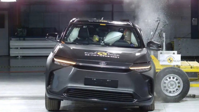 Uji tabrak Toyota bZ4X