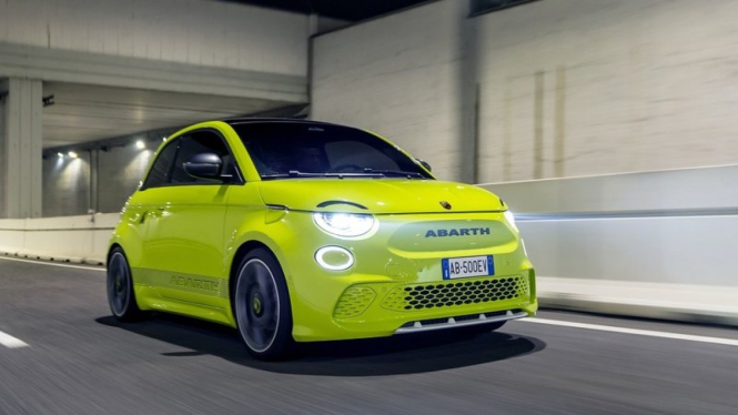Mobil listrik Fiat 500e Abarth 2023