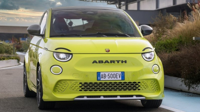 Mobil listrik Fiat 500e Abarth 2023